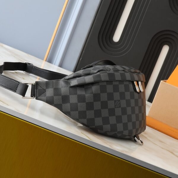 1d7f5bb130ea54da4baeb7044ebe9d820234a4d8 81-Louis Vuitton Bumbag