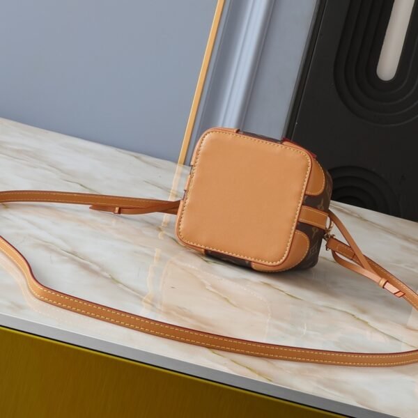 417d6e1bb0870e88702aac3d9b281f2949def5ce 82-Louis Vuitton Bucket bag
