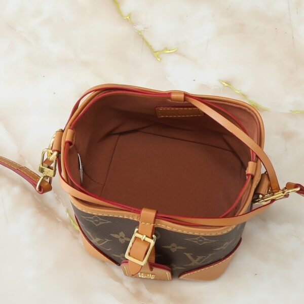 5b0aded68cafee49c917f5880140ad1d18218c8c 82-Louis Vuitton Bucket bag