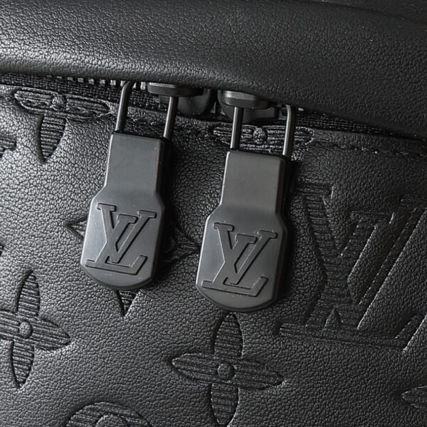 75-Louis Vuitton Discovery Bumbag