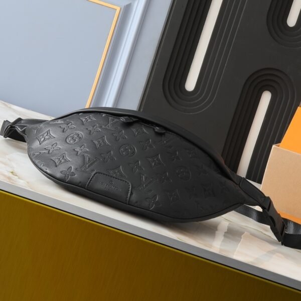 75-Louis Vuitton Discovery Bumbag