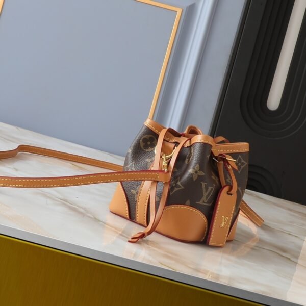 7aa956b0a799ecc50b9d25b4b1e823967b0d27f0 82-Louis Vuitton Bucket bag