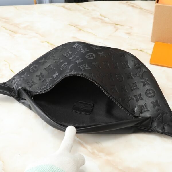 75-Louis Vuitton Discovery Bumbag