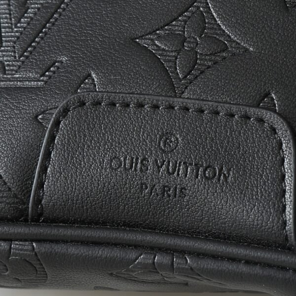 75-Louis Vuitton Discovery Bumbag