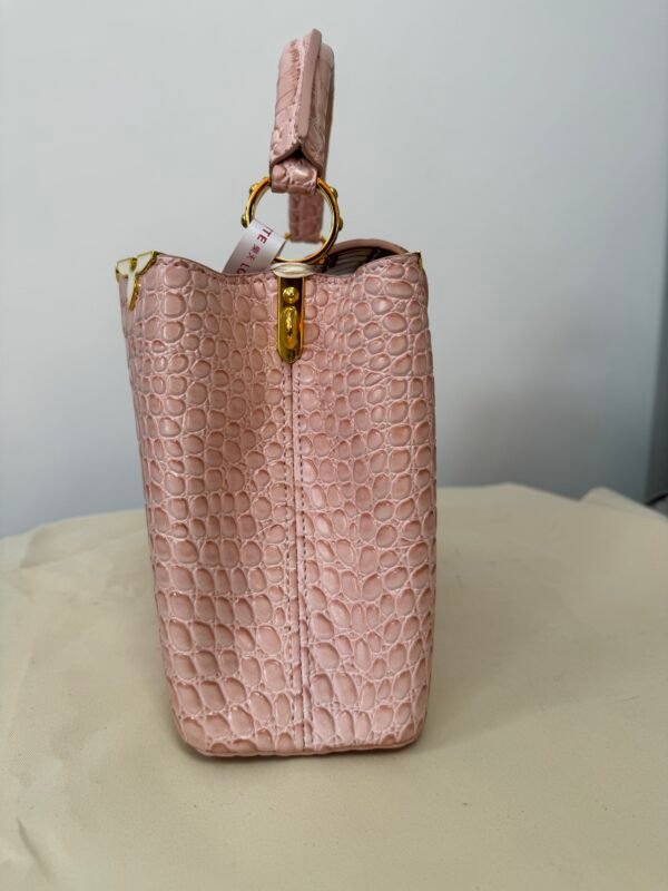 8b7c3d49ed8a3202217296e4581901e3 14-LV Capucines Bag
