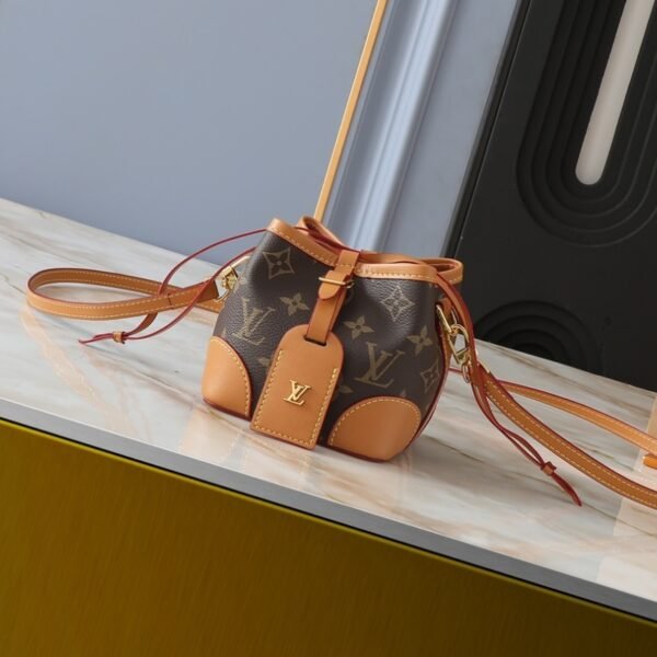 95778d48e1589fbad13fbbe1869c0cc12349f6cf 82-Louis Vuitton Bucket bag