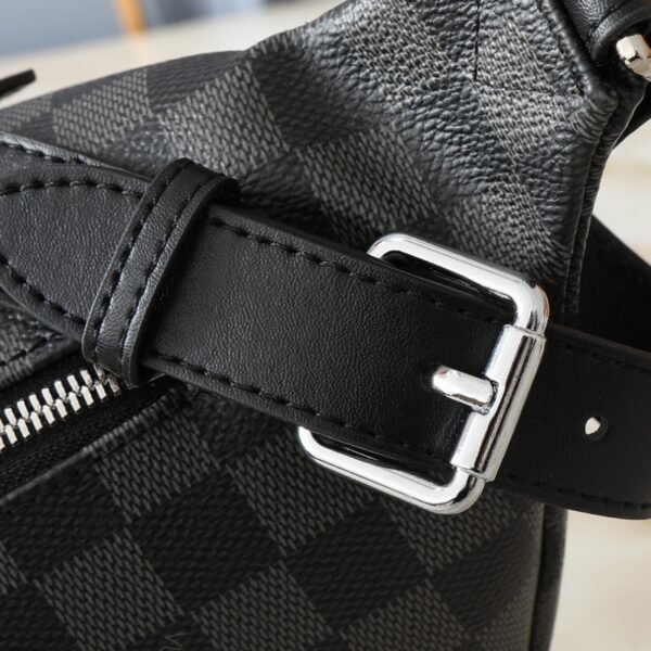b79f573b3fb7489498c8392987ca14af52e6bbda 81-Louis Vuitton Bumbag