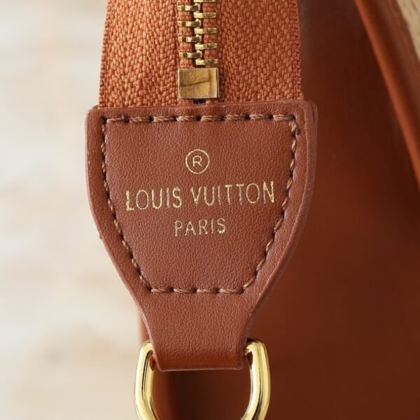 d8c7b860589034eeb80f876b343d88b002d7ec3c 77-Louis Vuitton Circle Logo Chain Bag