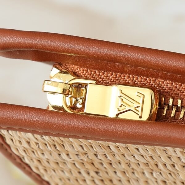 e5a2f30f80803c0b916fde4880b442a37e43e710 77-Louis Vuitton Circle Logo Chain Bag