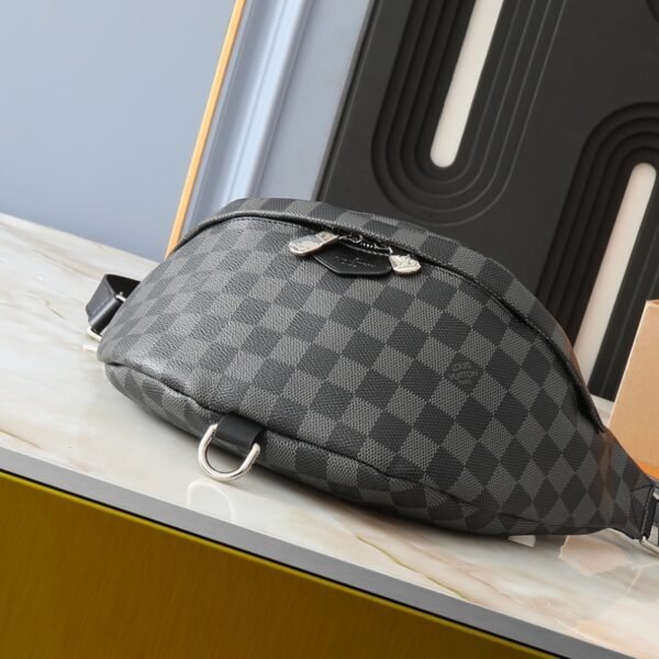 f9927ec128b9bd3a159e12992e6330df1770e518 81-Louis Vuitton Bumbag