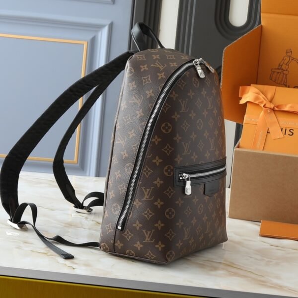 0a9e43741e670af4c677e361ab3af68c506088c0 90-LV Discovery Slim Backpack bag