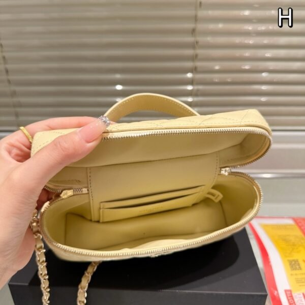 19a3ef0c73d4826ac3dd9e576068a4cf183fb633 99-Chanel 25c Handbag