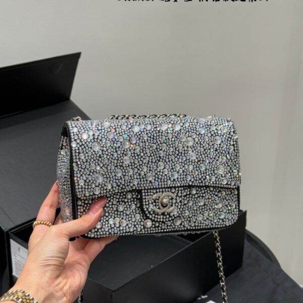 35a4b31febd85fd383af6b20609443978c6e5509 104-Chanel Diamond Dinner Bag