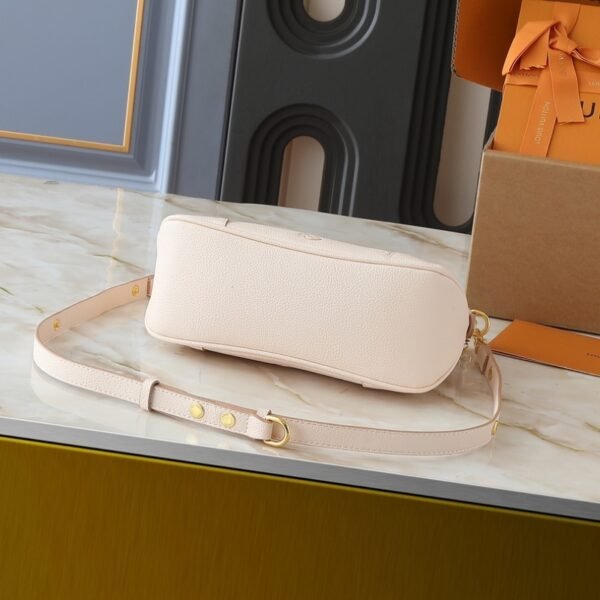 4d0cee01f87bce2bea66ad9a1bd88e376c58cef1 93-LV KOREA PRE-LAUNCH Shoulder Bag