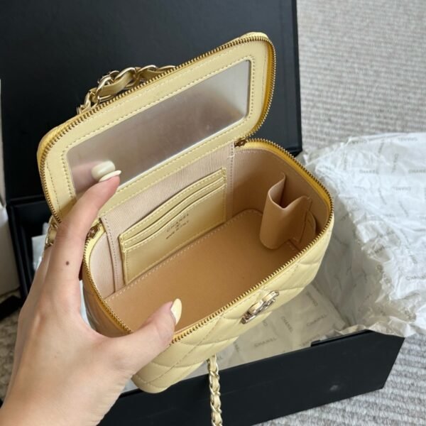 73ddc2adb43224477c93d4b736450a4787613a58 107-Chanel Vanity Case