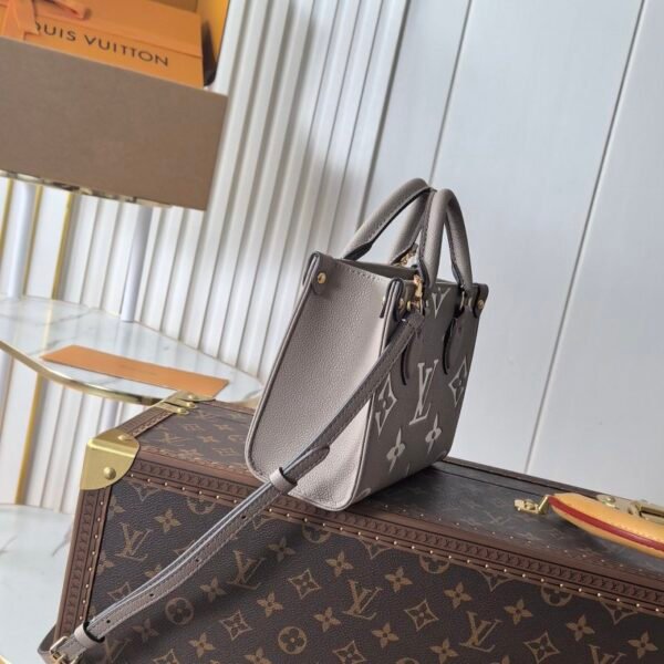 852b08c26bf2118dbea969245ddedc5d7f91c258 39-LV Onthego Tote BB