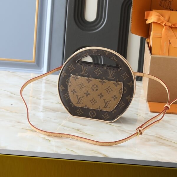 86b9b1464c6b904314a82203567346ffa105519a 86-LV AROUND ME Crossbody Bag
