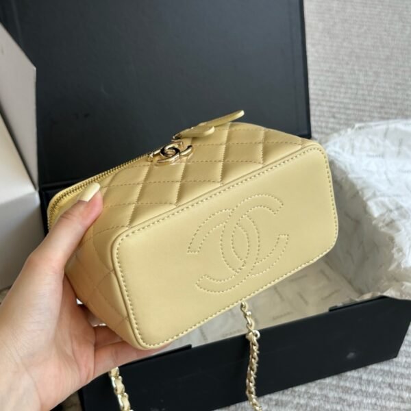 893a962baef1af7cd78f97e0b4b7f8255b082eca 107-Chanel Vanity Case