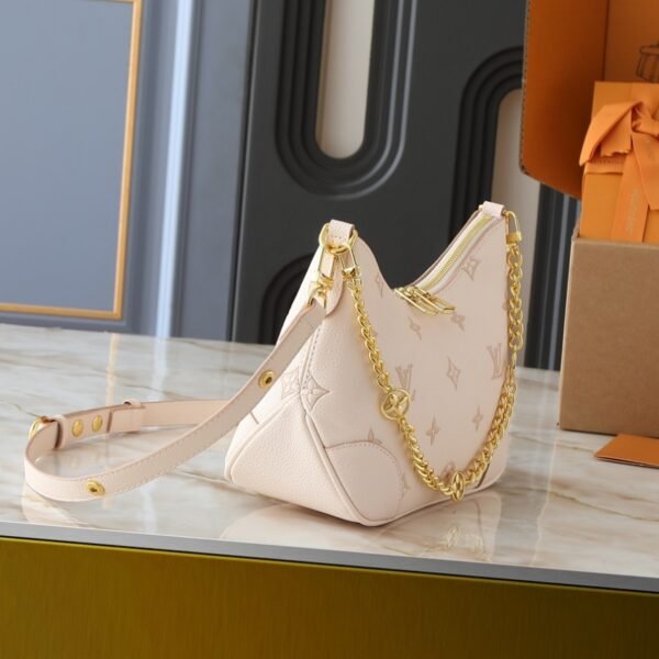 bc30b6619900bb62f1ca60f3023ac6b5df6efb31 93-LV KOREA PRE-LAUNCH Shoulder Bag