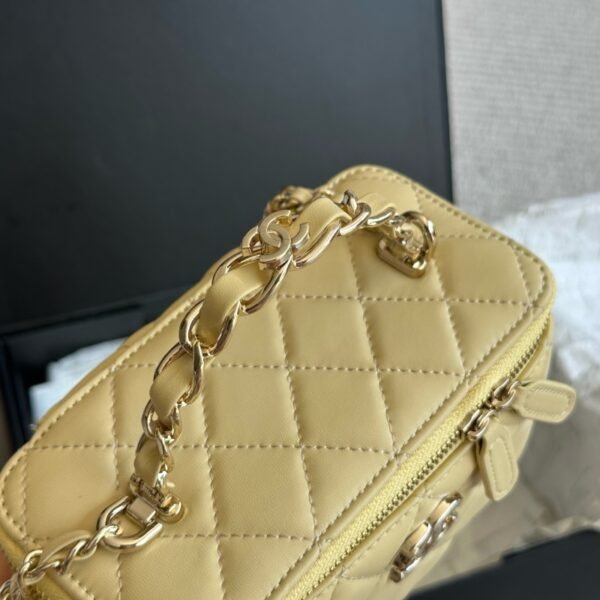 c23a56eb8cce8dbdfe568be68357d6a8a9809045 107-Chanel Vanity Case