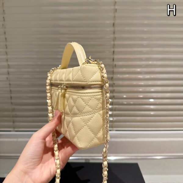 dfaa381b71b83eac18f3d6f876e696af0ff910c7 99-Chanel 25c Handbag