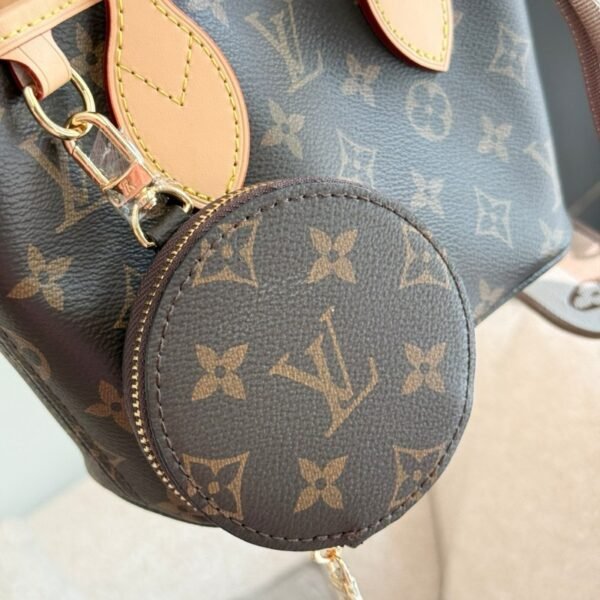 e7ee51878d25e10603240869d6cf2b3cba124bb8 95-LV Neverfull BB