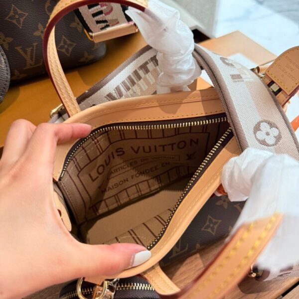 e7feb08dea229ce7335323f492d47b8fff794481 95-LV Neverfull BB