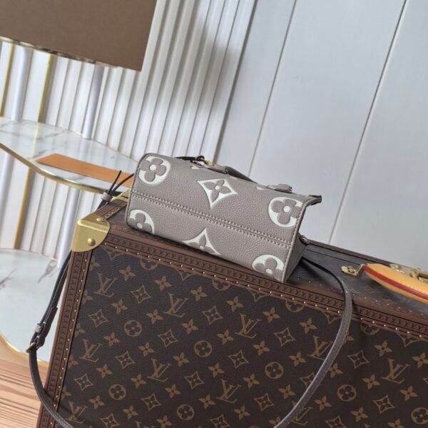 e82e3d2dc9c85709d369b75a9d36981f6142a134 39-LV Onthego Tote BB