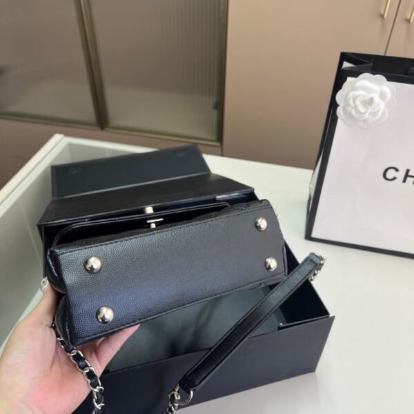 f6b9a226835cd672f01c79476936b48ca6c1e2fb 105-Chanel Kelly Handbag